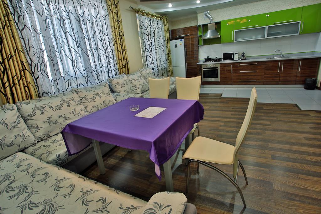 Golden Dragon Aparthotel Bishkek Habitación foto